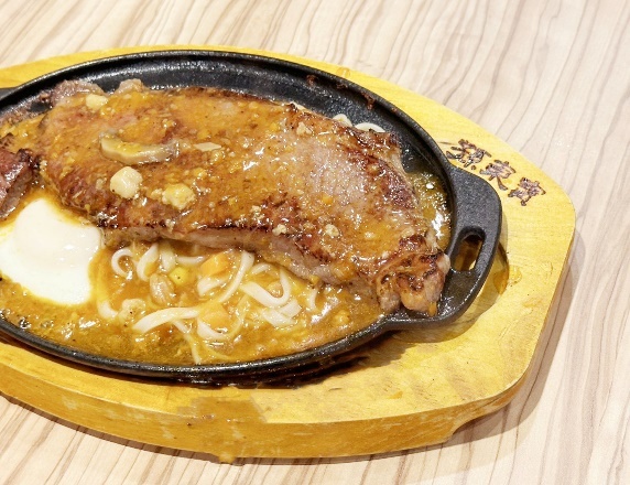 新北市板橋區【新北美食】孫東寶台式牛排教父PLUS館，餐點再升級，吃得飽也吃得更好！新北最強孫東寶板橋國慶店，新菜單【板橋美食】板橋聚餐推薦