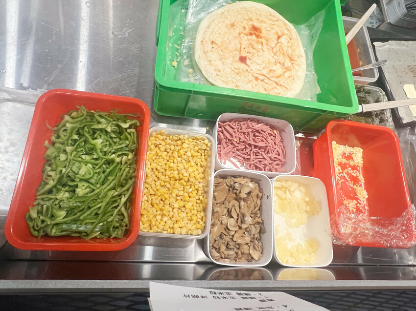 新北市板橋區【新北美食】孫東寶台式牛排教父PLUS館，餐點再升級，吃得飽也吃得更好！新北最強孫東寶板橋國慶店，新菜單【板橋美食】板橋聚餐推薦