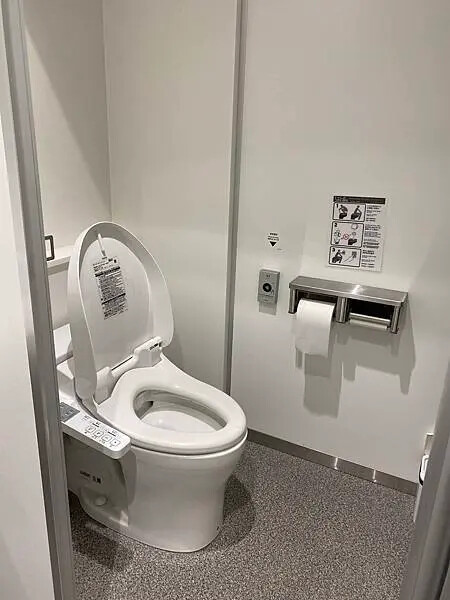 日本【日本住宿】東京一人獨旅｜淺草 LIGHTNING HOTEL 閃電飯店膠囊旅館開箱