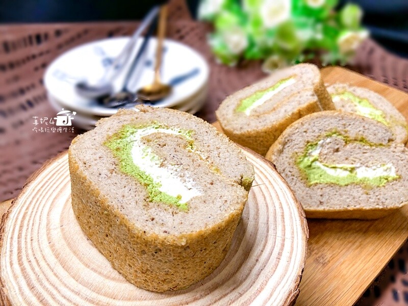 烘焙筆記│夢龍脆皮草莓蛋糕捲，鮮奶油果醬夾心就像冰淇淋一樣絲滑