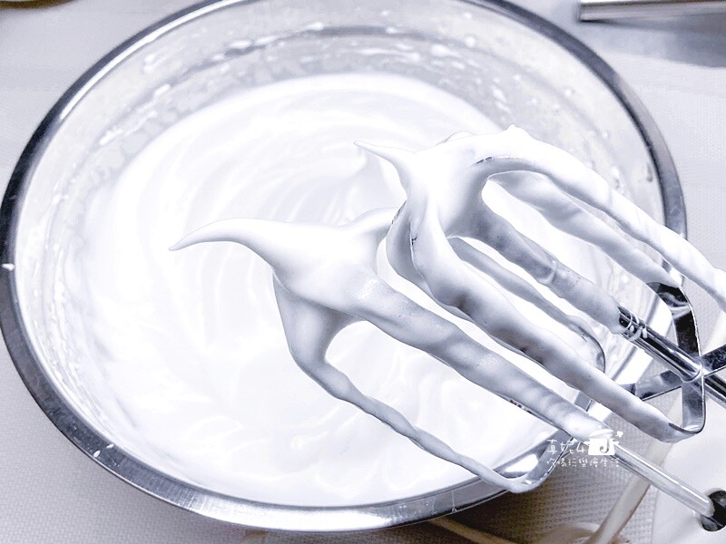 烘焙筆記│夢龍脆皮草莓蛋糕捲，鮮奶油果醬夾心就像冰淇淋一樣絲滑