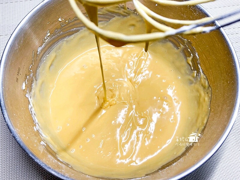 烘焙筆記│夢龍脆皮草莓蛋糕捲，鮮奶油果醬夾心就像冰淇淋一樣絲滑