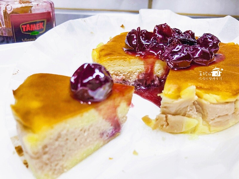 烘焙筆記│夢龍脆皮草莓蛋糕捲，鮮奶油果醬夾心就像冰淇淋一樣絲滑