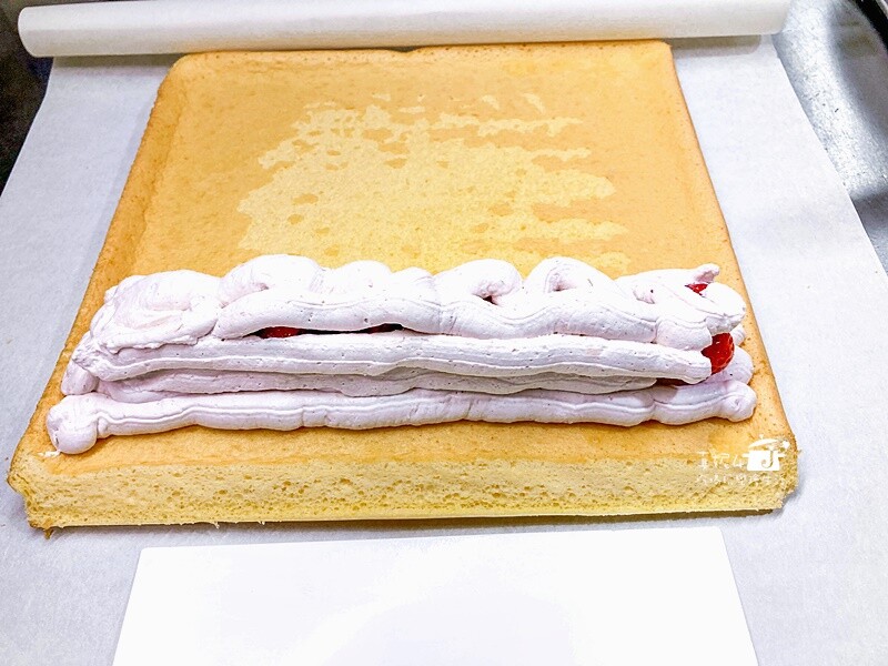 烘焙筆記│夢龍脆皮草莓蛋糕捲，鮮奶油果醬夾心就像冰淇淋一樣絲滑