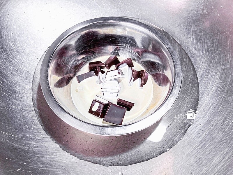 烘焙筆記│夢龍脆皮草莓蛋糕捲，鮮奶油果醬夾心就像冰淇淋一樣絲滑