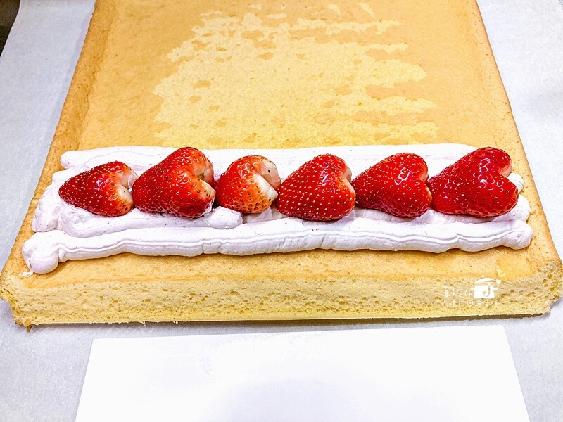 烘焙筆記│夢龍脆皮草莓蛋糕捲，鮮奶油果醬夾心就像冰淇淋一樣絲滑