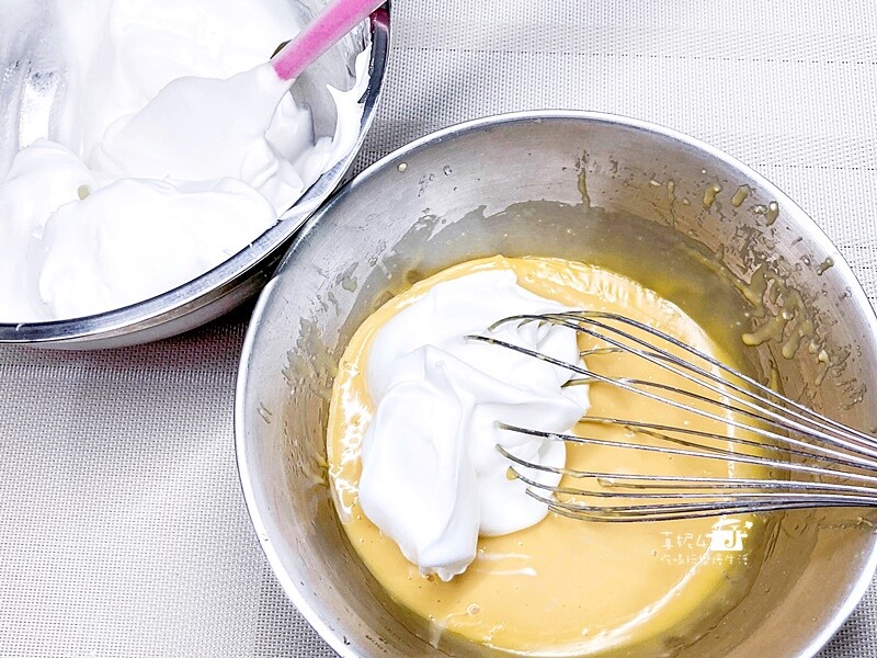 烘焙筆記│夢龍脆皮草莓蛋糕捲，鮮奶油果醬夾心就像冰淇淋一樣絲滑