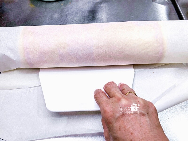 烘焙筆記│夢龍脆皮草莓蛋糕捲，鮮奶油果醬夾心就像冰淇淋一樣絲滑