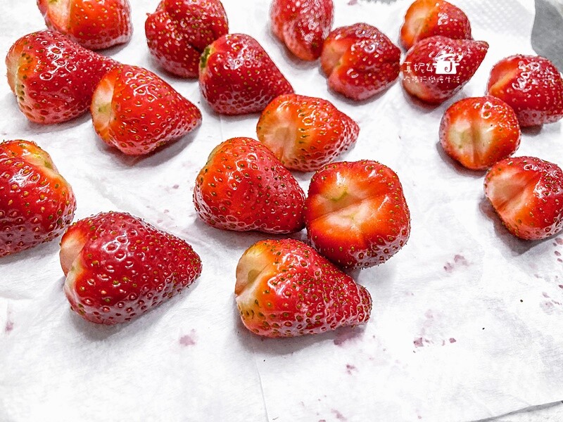 烘焙筆記│夢龍脆皮草莓蛋糕捲，鮮奶油果醬夾心就像冰淇淋一樣絲滑