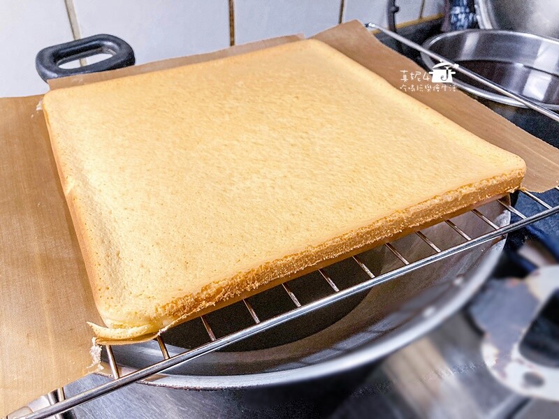 烘焙筆記│夢龍脆皮草莓蛋糕捲，鮮奶油果醬夾心就像冰淇淋一樣絲滑