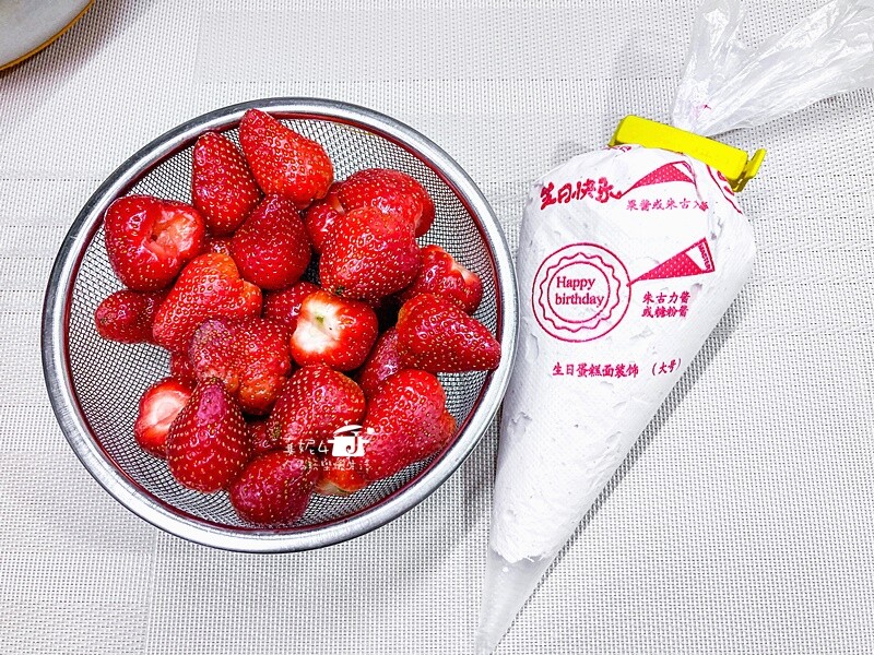 烘焙筆記│夢龍脆皮草莓蛋糕捲，鮮奶油果醬夾心就像冰淇淋一樣絲滑