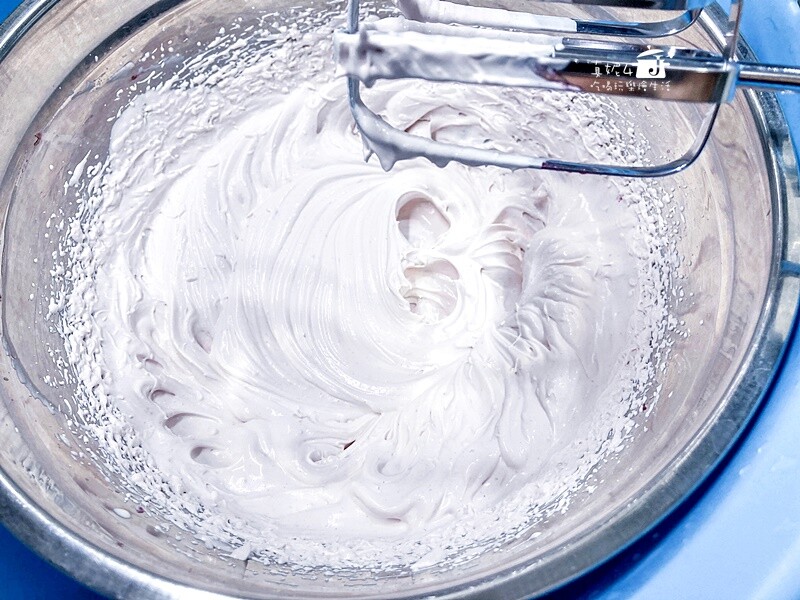 烘焙筆記│夢龍脆皮草莓蛋糕捲，鮮奶油果醬夾心就像冰淇淋一樣絲滑