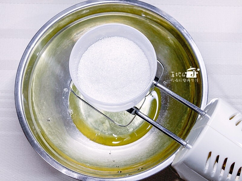 烘焙筆記│夢龍脆皮草莓蛋糕捲，鮮奶油果醬夾心就像冰淇淋一樣絲滑