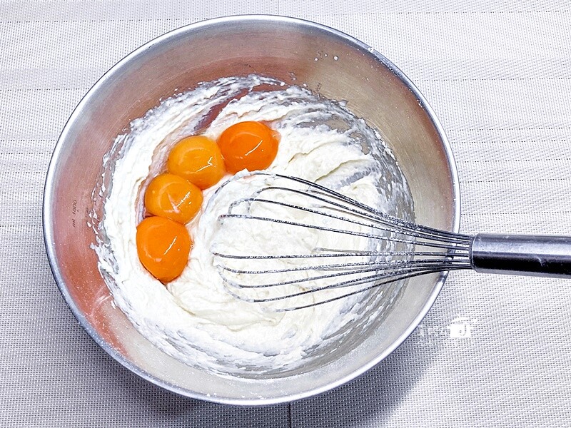 烘焙筆記│夢龍脆皮草莓蛋糕捲，鮮奶油果醬夾心就像冰淇淋一樣絲滑