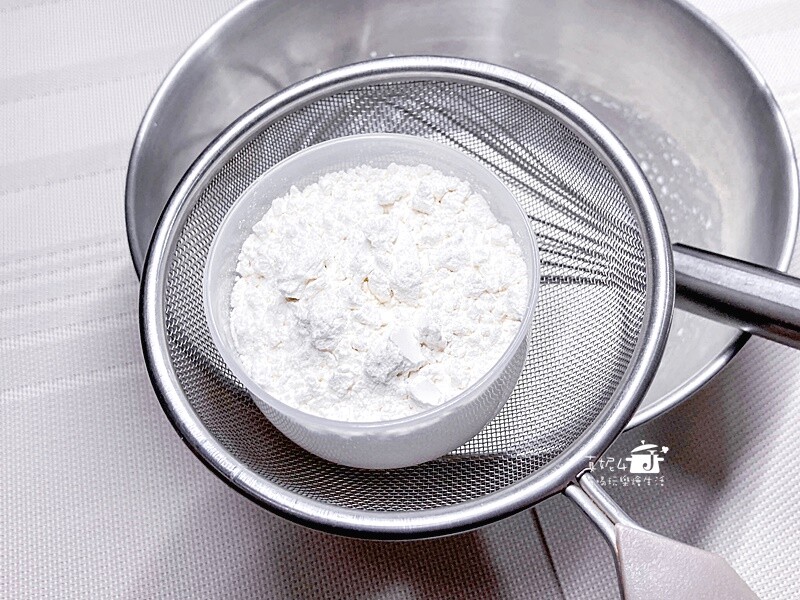 烘焙筆記│夢龍脆皮草莓蛋糕捲，鮮奶油果醬夾心就像冰淇淋一樣絲滑