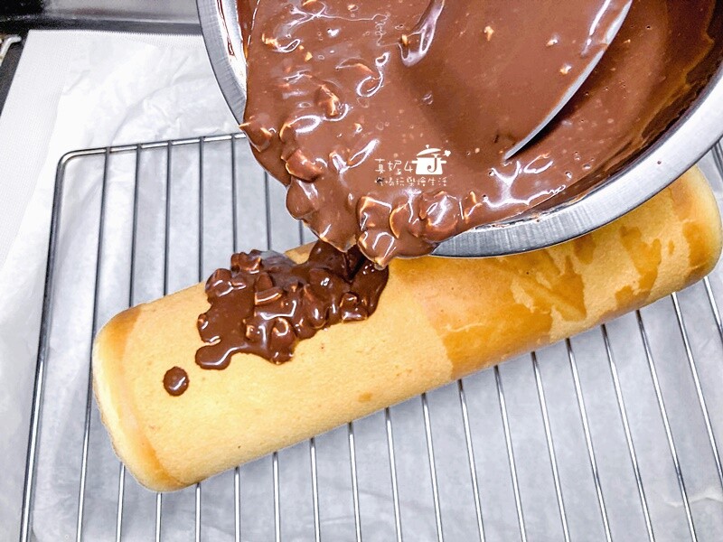 烘焙筆記│夢龍脆皮草莓蛋糕捲，鮮奶油果醬夾心就像冰淇淋一樣絲滑