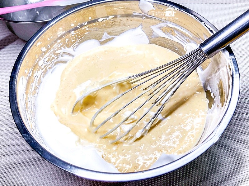 烘焙筆記│夢龍脆皮草莓蛋糕捲，鮮奶油果醬夾心就像冰淇淋一樣絲滑