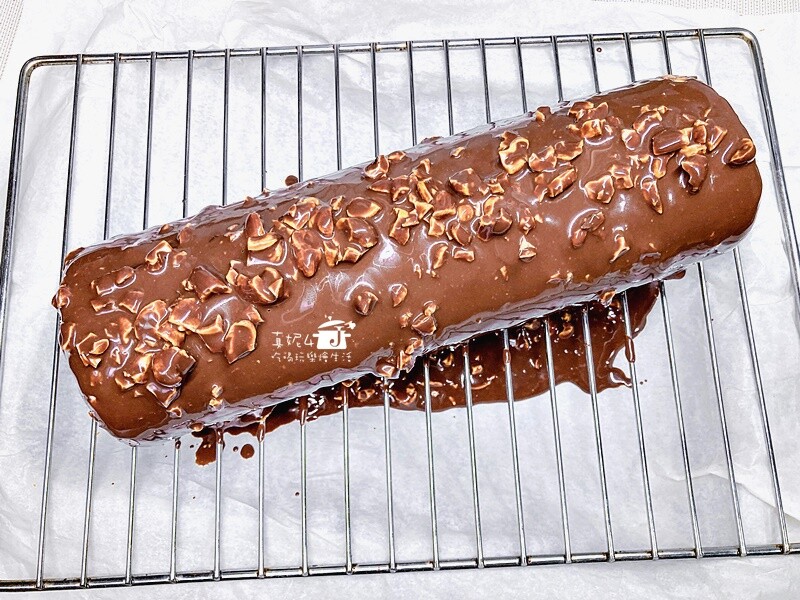 烘焙筆記│夢龍脆皮草莓蛋糕捲，鮮奶油果醬夾心就像冰淇淋一樣絲滑