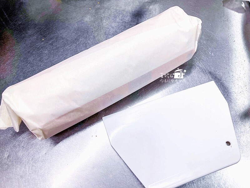 烘焙筆記│夢龍脆皮草莓蛋糕捲，鮮奶油果醬夾心就像冰淇淋一樣絲滑