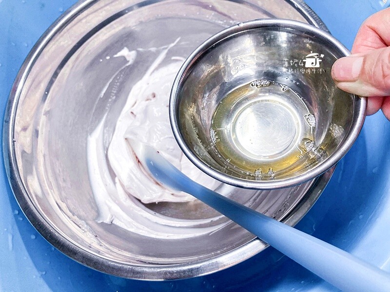 烘焙筆記│夢龍脆皮草莓蛋糕捲，鮮奶油果醬夾心就像冰淇淋一樣絲滑