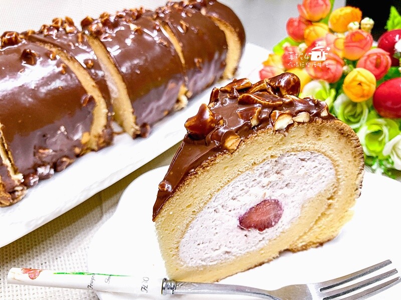 烘焙筆記│夢龍脆皮草莓蛋糕捲，鮮奶油果醬夾心就像冰淇淋一樣絲滑