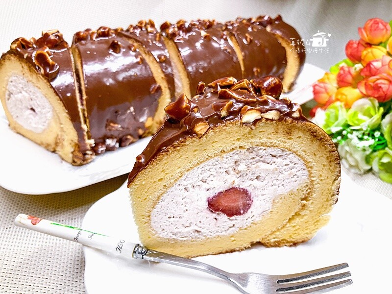 烘焙筆記│夢龍脆皮草莓蛋糕捲，鮮奶油果醬夾心就像冰淇淋一樣絲滑