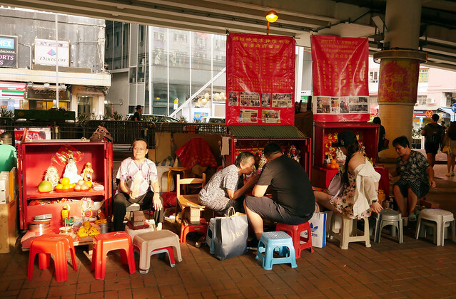 香港◎【香港 四天自由行攻略(day1.)】太銷魂必吃~橋底辣蟹,華仔迷必追~聰嫂甜品,維港遊必搭~張保仔號!