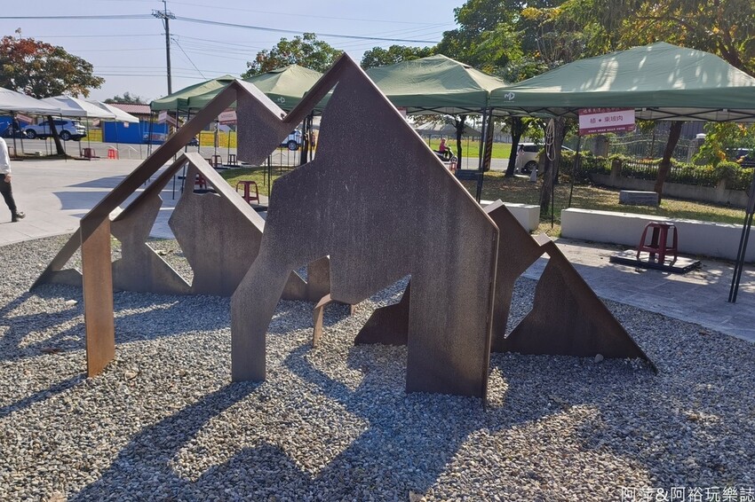 高雄市美濃區【高雄美濃景點】來高雄美濃賞花「蛇來蛇趣~來去美濃尞」∣裝置藝術彩繪大地艷麗花田等你來拍∣