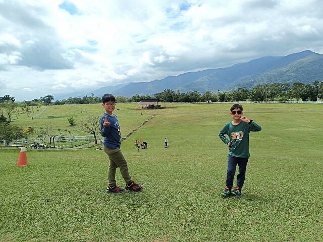 初鹿牧場 | 台東必遊親子景點.寬廣草原令人心曠神怡.近距離餵食動物好好玩!