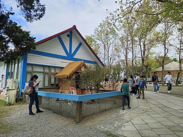 初鹿牧場 | 台東必遊親子景點.寬廣草原令人心曠神怡.近距離餵食動物好好玩!