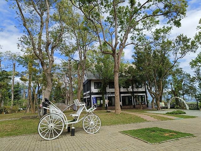 初鹿牧場 | 台東必遊親子景點.寬廣草原令人心曠神怡.近距離餵食動物好好玩!