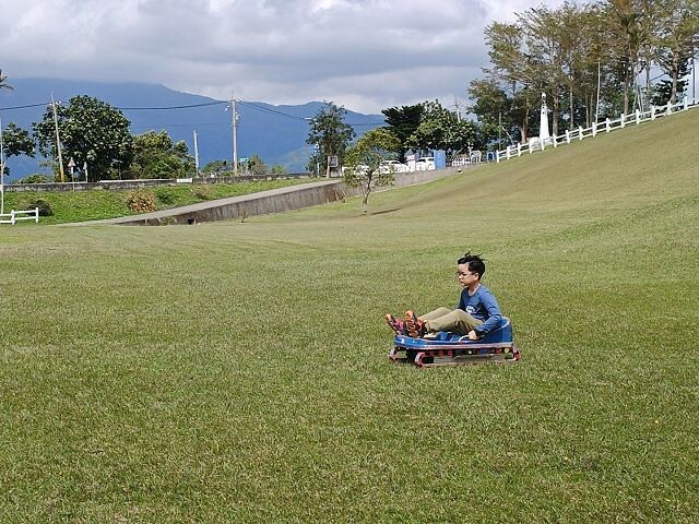 初鹿牧場 | 台東必遊親子景點.寬廣草原令人心曠神怡.近距離餵食動物好好玩!