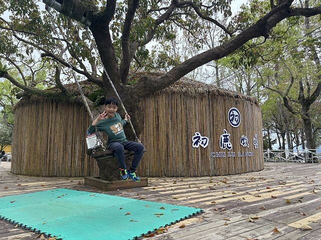 初鹿牧場 | 台東必遊親子景點.寬廣草原令人心曠神怡.近距離餵食動物好好玩!