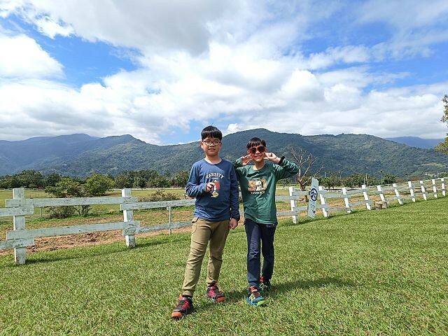 初鹿牧場 | 台東必遊親子景點.寬廣草原令人心曠神怡.近距離餵食動物好好玩!