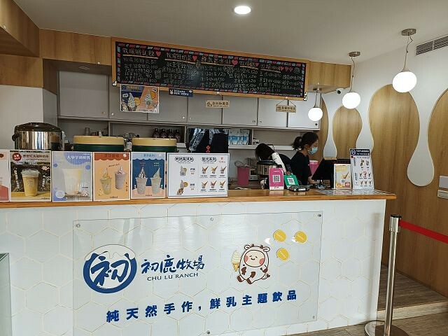 初鹿牧場 | 台東必遊親子景點.寬廣草原令人心曠神怡.近距離餵食動物好好玩!