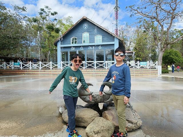 初鹿牧場 | 台東必遊親子景點.寬廣草原令人心曠神怡.近距離餵食動物好好玩!
