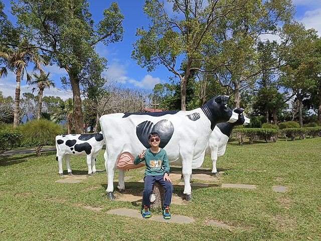 初鹿牧場 | 台東必遊親子景點.寬廣草原令人心曠神怡.近距離餵食動物好好玩!