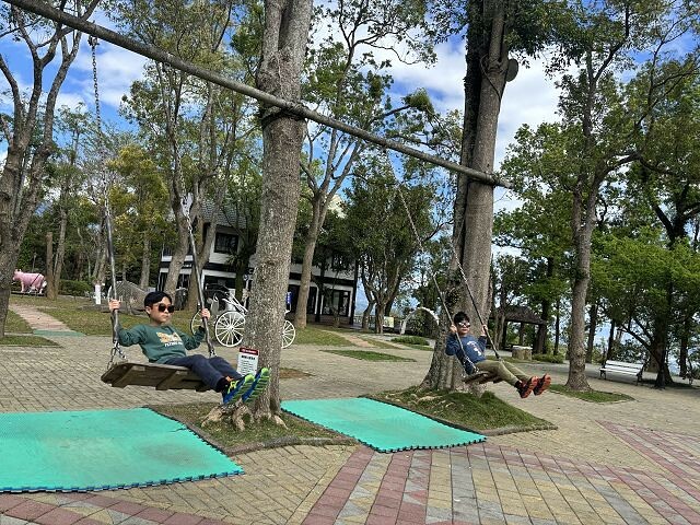 初鹿牧場 | 台東必遊親子景點.寬廣草原令人心曠神怡.近距離餵食動物好好玩!
