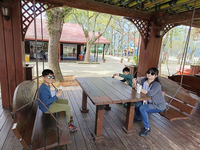 初鹿牧場 | 台東必遊親子景點.寬廣草原令人心曠神怡.近距離餵食動物好好玩!