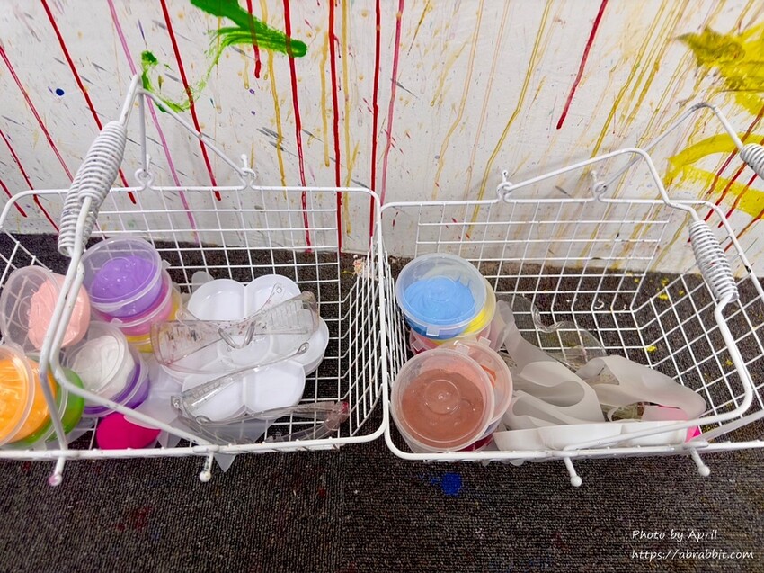 台中市西區嗨畫-竟然連天花板和牆壁都可以畫！適合親子同樂、約會的好選擇