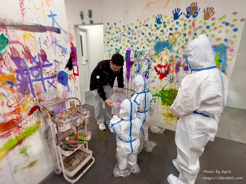 台中市西區嗨畫-竟然連天花板和牆壁都可以畫！適合親子同樂、約會的好選擇