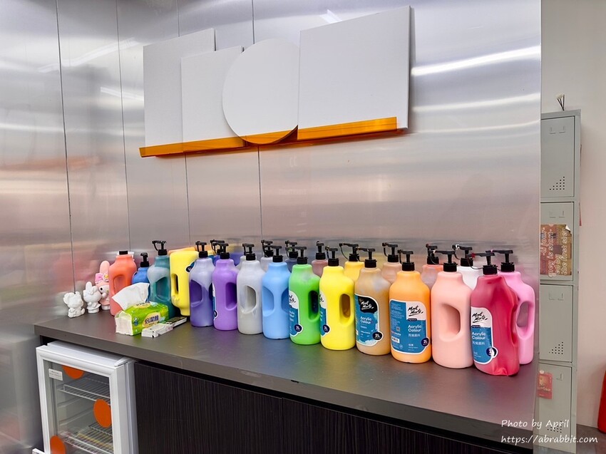 台中市西區嗨畫-竟然連天花板和牆壁都可以畫！適合親子同樂、約會的好選擇