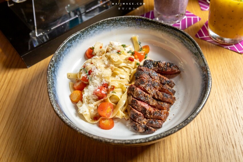 泰國【泰國曼谷住宿推薦】MOXY BANGKOK RATCHAPRASONG ～晚餐篇！CRAFTED COCKTAILS越晚越開心，曼谷夜生活就是