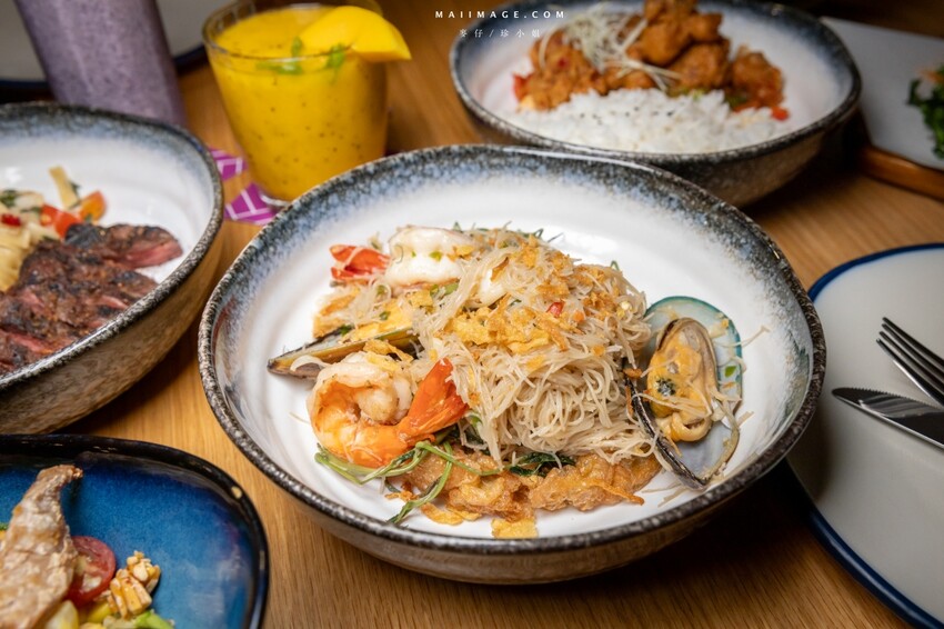 泰國【泰國曼谷住宿推薦】MOXY BANGKOK RATCHAPRASONG ～晚餐篇！CRAFTED COCKTAILS越晚越開心，曼谷夜生活就是