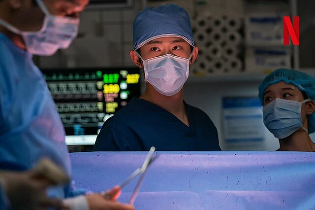 The TV drama posters and stills of  Netflix 平台播出的原創韓劇《外傷重症中心》(중증외상센터/Severe Trauma Center) was launching from Jan 24, 2025 at Netflix.