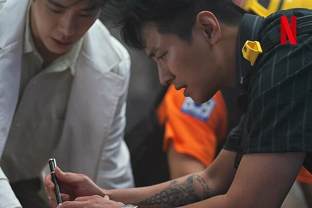 The TV drama posters and stills of  Netflix 平台播出的原創韓劇《外傷重症中心》(중증외상센터/Severe Trauma Center) was launching from Jan 24, 2025 at Netflix.