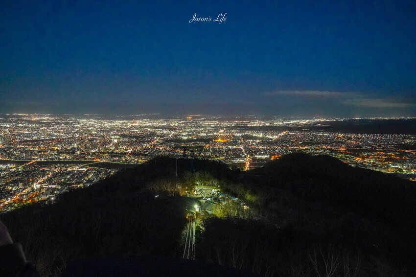日本【北海道札幌│景點】札幌藻岩山夜景攻略。交通方式、纜車票價、最佳觀賞時間一次看!