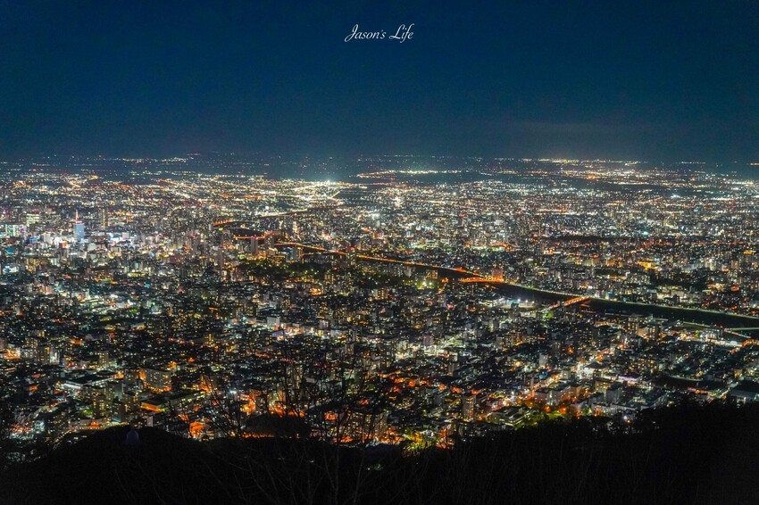 日本【北海道札幌│景點】札幌藻岩山夜景攻略。交通方式、纜車票價、最佳觀賞時間一次看!