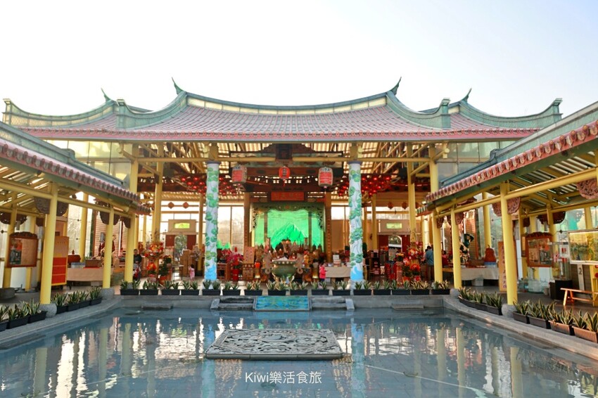 ▲彰化鹿港景點推薦:台灣玻璃館,全台唯一玻璃廟媽祖,晚上LED燈照射下更好拍 / 提供、WalkerLand窩客島整理