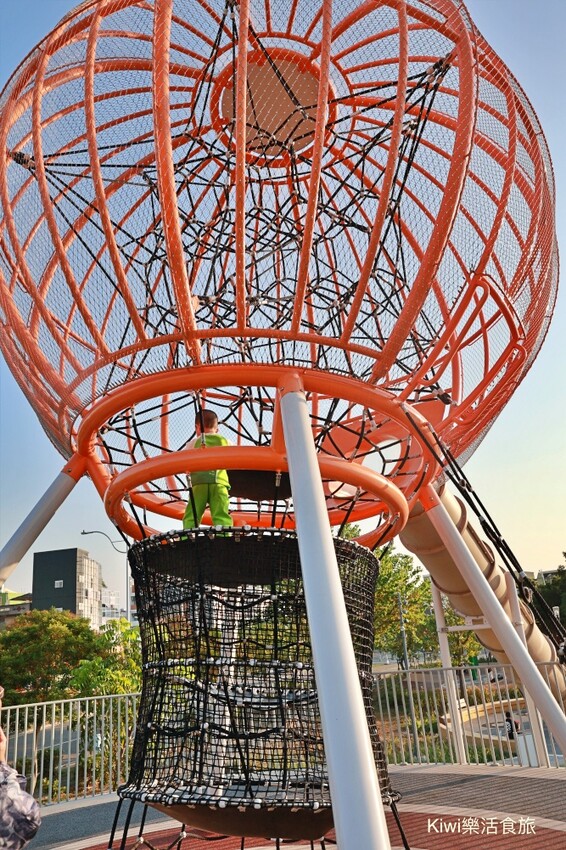 彰化縣員林市員林兔鹿馬公園｜員林市免費景點推薦共融公園好玩！小小消防車、高塔溜滑梯、極速滑索丘